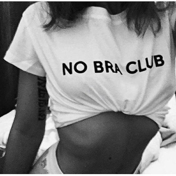 Тениска с надпис - No Bra Club