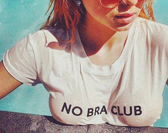 Тениска с надпис - No Bra Club
