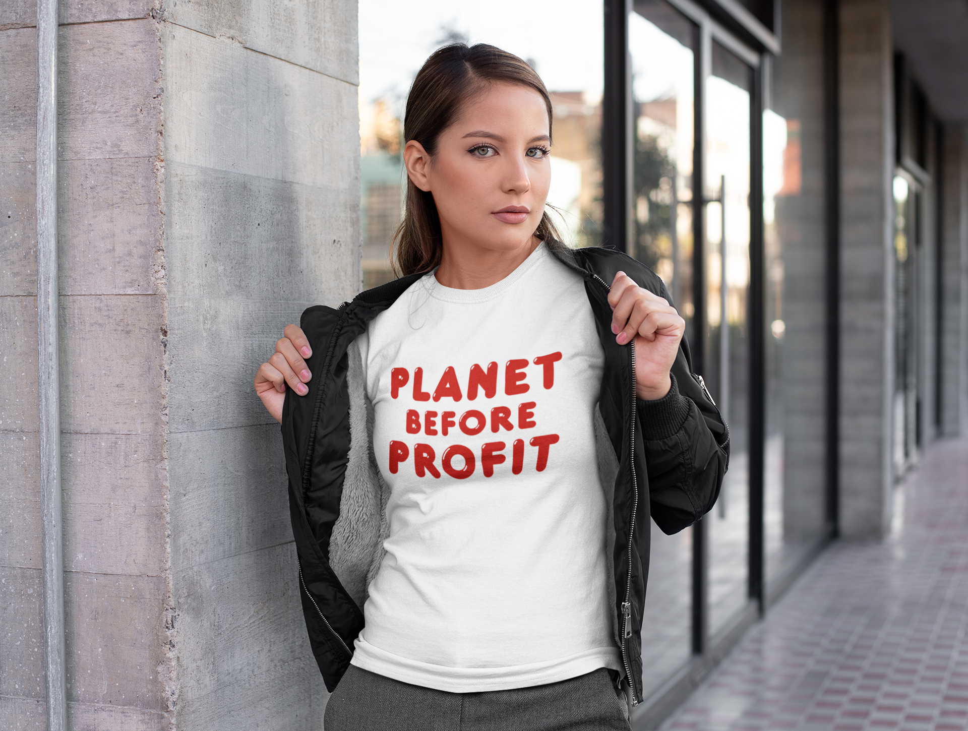 Тениска с надпис Planet Before Profit