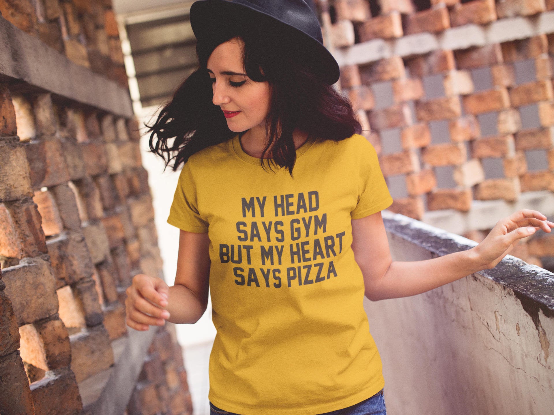 Тениска с надпис My Head Says Gym, But My Heart Says Pizza