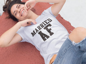 Тениска с надпис Married Af