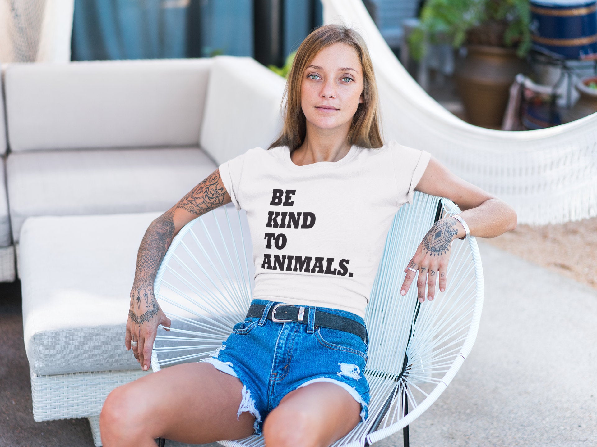 Тениска с щампа Be Kind to Animals