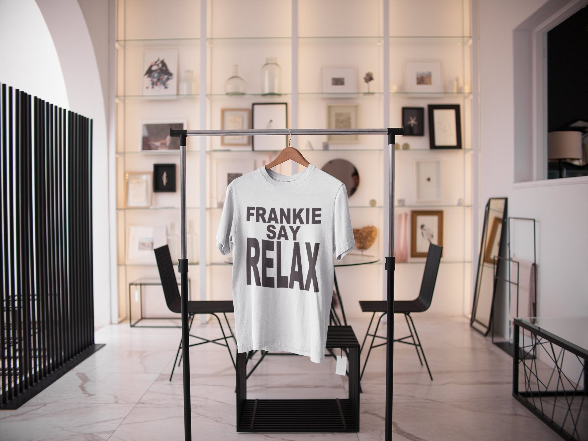 Тениска от сериала Приятели с надпис Frankie Say Relax
