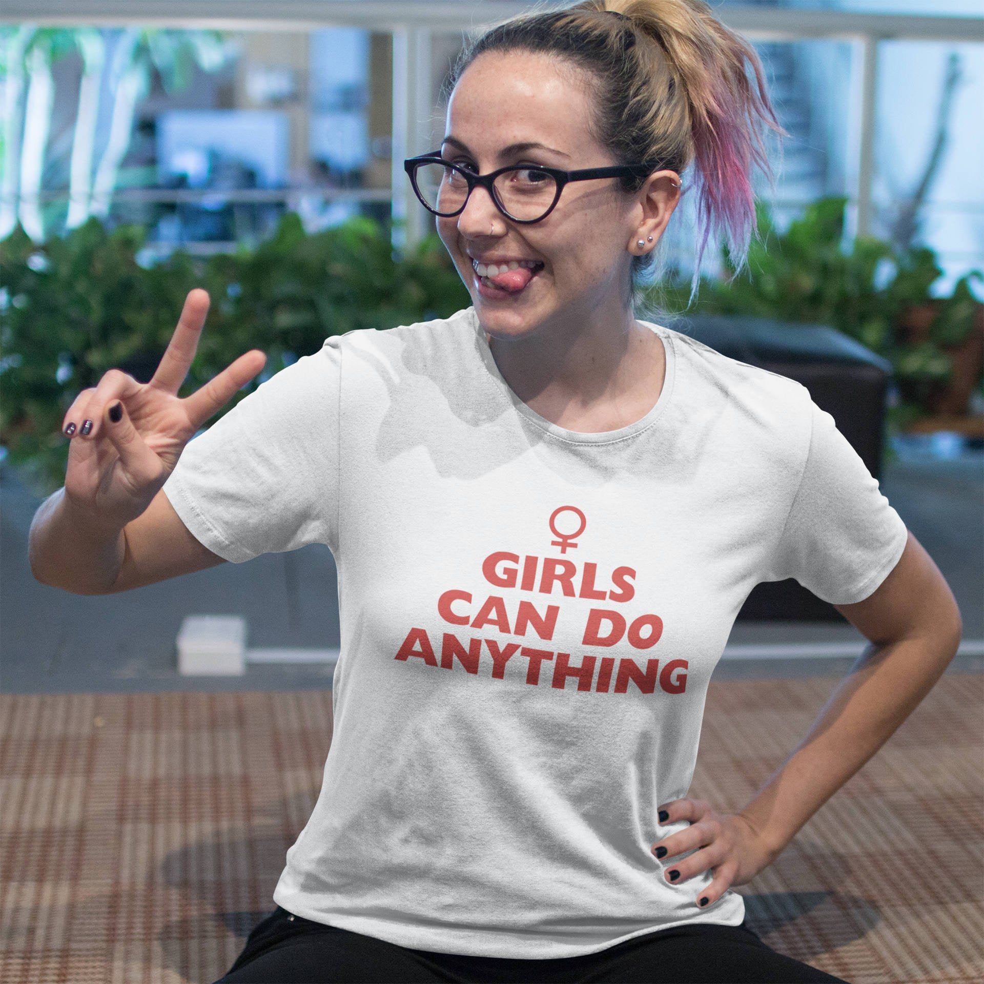 Тениска с надпис Girls can Do Anything