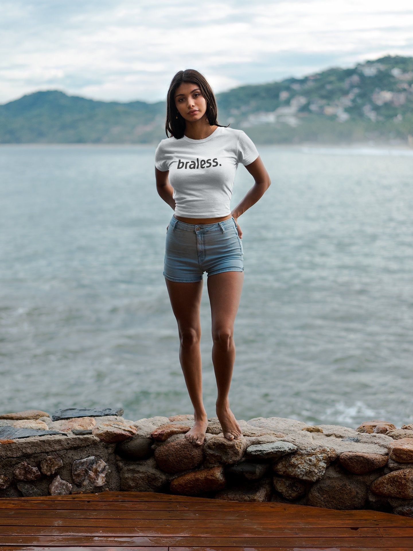 Тениска с надпис Braless.