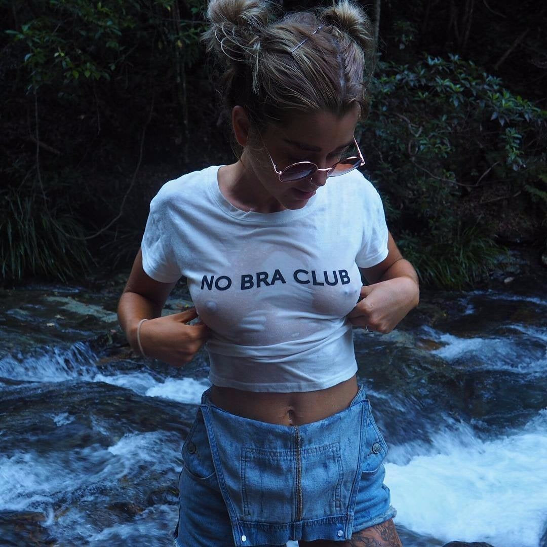Тениска с надпис - No Bra Club