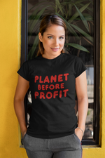 Тениска с надпис Planet Before Profit
